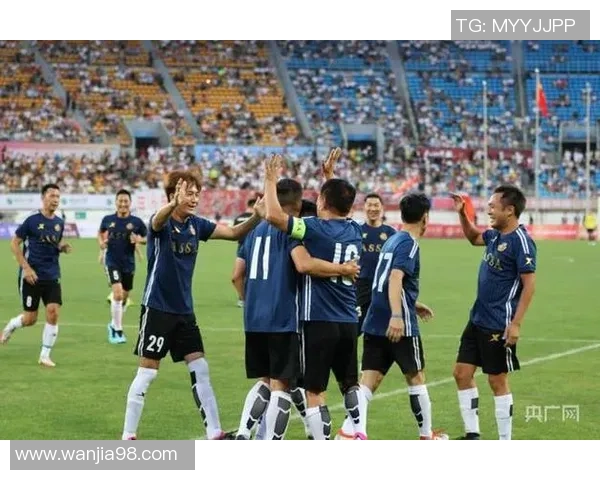 香港足球明星在贵州激情献技展现足球魅力与地方文化交融的精彩演出